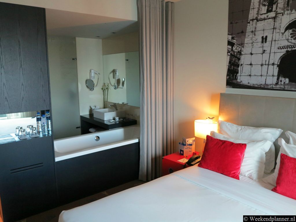 Veel moderne hotelkamers in Lissabon hebben een bad naast het bed staan. In deze kamer is er nog een gordijn maar er zijn ook hotels zonder. Oppassen dus als je met collega's reist.Tip: Reserveer een kamer in dit hotel.